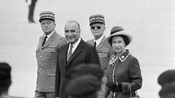 Pompidou, la « bombe anglaise » et le Brexit - Georges Pompidou accueille Reine Elisabeth en mai 1972, à l'aéroport de Roissy © AFP Pompidou, la « bombe anglaise » et le Brexit