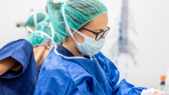 Chaque nouvelle vague est différente et impose à l'hôpital de s'adapter continuellement. David Herraez Calzada/Shutterstock Chaque nouvelle vague est différente et impose à l'hôpital de s'adapter continuellement. David Herraez Calzada/Shutterstock