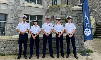 les 4 VOA entourés du chef d'état-major de la Marine nationale les 4 VOA entourés du chef d'état-major de la Marine nationale