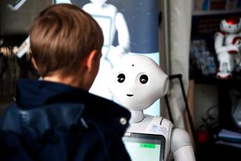 Fête de la Science 2019 Enfant interagissant avec un robot