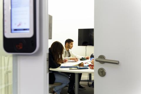 Salle de travail en groupe Salle de travail en groupe, bibliothèque des Licences, campus Pierre et Marie Curie