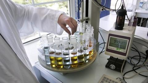 Analyse d’échantillons d’eaux usées en laboratoire. Derrick Ceyrac/AFP Analyse d’échantillons d’eaux usées en laboratoire. Derrick Ceyrac/AFP