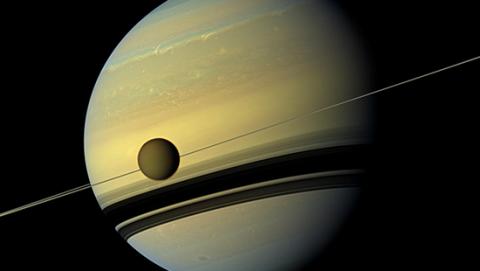 Titan s’éloigne de Saturne 100 fois plus vite que prévu Titan s’éloigne de Saturne 100 fois plus vite que prévu