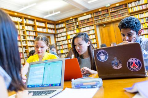 Etudiants en bibliothèque, site Sorbonne Etudiants en bibliothèque, site Sorbonne