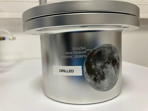 Container de conservation des échantillons lunaires de la mission Change'5 © J. Duprat MNHN/CNRS