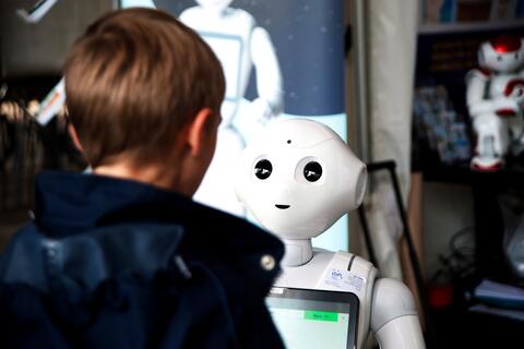 Fête de la Science 2019 Enfant interagissant avec un robot